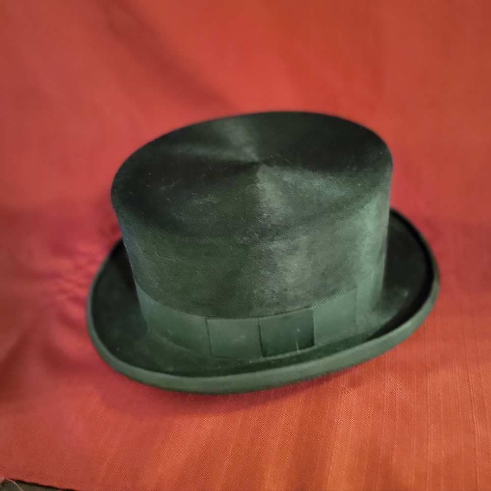 Vintage Canadian Made Top Hat ! Has stayed in the box since purchased in 1990!